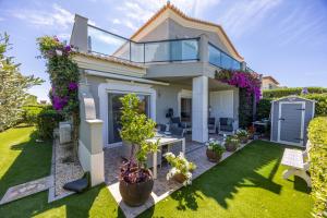 拉戈斯Boa Vista - Golf View Villa的花园房屋的图象