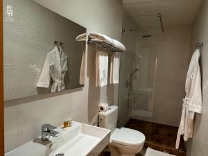 Koupelna v ubytování MH HOTEL LA CASA + 21 fotografií