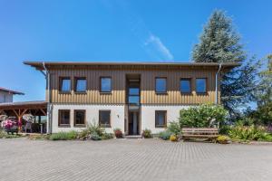 una grande casa con un vialetto di mattoni davanti di Pappelhof a Bad Bellingen