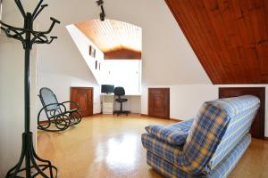a living room with a couch and chairs at Enorme TRIPLEX en el centro de O Grove in O Grove