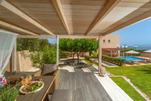 Un patio al aire libre con una mesa con comida encima. en Villa Aretousa 1, en Agia Marina de Nea Kydonia