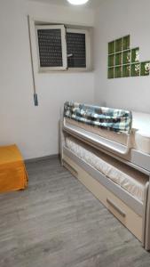 a bedroom with a bunk bed in a room at Appartamento in residence a Campomarino di Maruggio in Maruggio