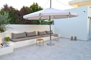 Posezení v ubytování Rhotheon Suites in Ialysos Rhodes - with private pool