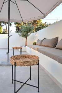 Posezení v ubytování Rhotheon Suites in Ialysos Rhodes - with private pool