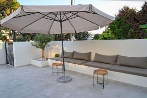 Posezení v ubytování Rhotheon Suites in Ialysos Rhodes - with private pool