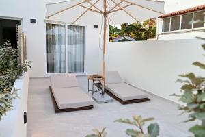 Posezení v ubytování Rhotheon Suites in Ialysos Rhodes - with private pool
