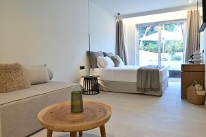 Posezení v ubytování Rhotheon Suites in Ialysos Rhodes - with private pool