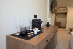 Příslušenství pro přípravu čaje a kávy v ubytování Rhotheon Suites in Ialysos Rhodes - with private pool
