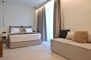 Postel nebo postele na pokoji v ubytování Rhotheon Suites in Ialysos Rhodes - with private pool