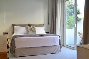 Postel nebo postele na pokoji v ubytování Rhotheon Suites in Ialysos Rhodes - with private pool