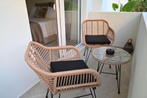 Posezení v ubytování Rhotheon Suites in Ialysos Rhodes - with private pool
