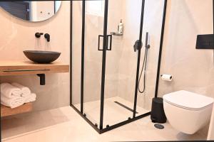 Koupelna v ubytování Rhotheon Suites in Ialysos Rhodes - with private pool