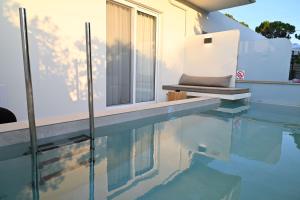 Bazén v ubytování Rhotheon Suites in Ialysos Rhodes - with private pool nebo v jeho okolí