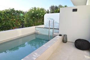 Bazén v ubytování Rhotheon Suites in Ialysos Rhodes - with private pool nebo v jeho okolí