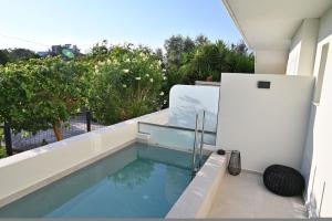 Bazén v ubytování Rhotheon Suites in Ialysos Rhodes - with private pool nebo v jeho okolí