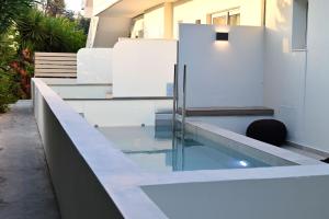 Bazén v ubytování Rhotheon Suites in Ialysos Rhodes - with private pool nebo v jeho okolí