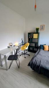 sypialnia z łóżkiem, stołem i krzesłami w obiekcie Sunshine Rooms w Gdańsku
