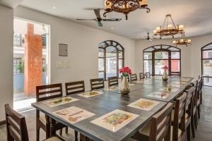 comedor grande con mesa larga y sillas en Villa Calangute Phase 17 -16 or 17BHK -Great For Large Groups, en Calangute