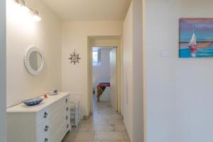 ein Badezimmer mit einer weißen Kommode und einem Spiegel in der Unterkunft Villa Corallo Sofia in San Vincenzo + 53 Fotos