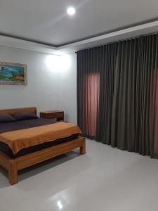 Pondok Giri 3 في جيمباران: غرفة نوم بها سرير ونافذة