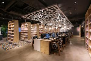 膠囊旅館的圖書館