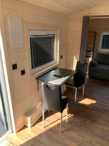 Μια τηλεόραση ή/και κέντρο ψυχαγωγίας στο Domki u Danny-ego Family Friendly Accommodation