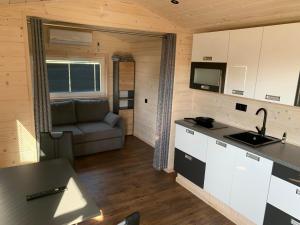 Η κουζίνα ή μικρή κουζίνα στο Domki u Danny-ego Family Friendly Accommodation