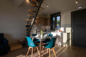 Η κουζίνα ή μικρή κουζίνα στο A V Luxury Apartments with Private Pools