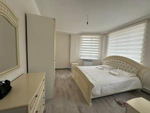 科奇科尔Guest House Umar的带床、书桌和窗户的卧室
