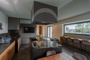 Et tv og/eller underholdning på Villa Nausicaa - Piscina e Campo da Tennis privati - by Cala Salento