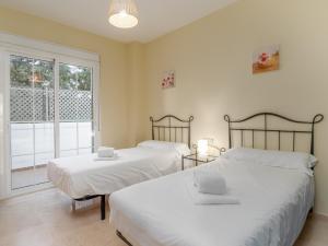 Posteľ alebo postele v izbe v ubytovaní 2044-Groundfloor with huge terrace and pools + 32 fotografií