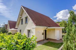 コルスヴァントにあるHaus Inesの茶色の屋根の白い家