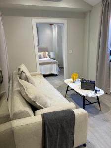 Khu vực ghế ngồi tại Suspiro Penthouse 302 by Florentia Homes