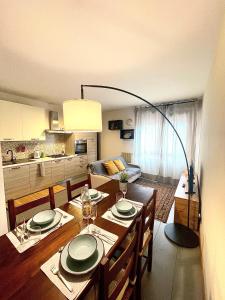 a kitchen and dining room with a dining room table with a table at Fonderia's Home - Parcheggia Senza Pensieri! in Treviso