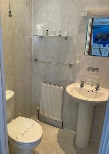 ein Badezimmer mit Toilette und Waschbecken in der Unterkunft Capri Guest House in Torquay + 14 Fotos