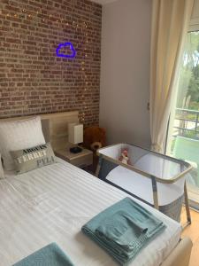 Łóżko lub łóżka w pokoju w obiekcie La Villa Des Trois Pins
