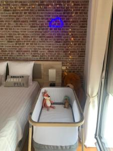 Łóżko lub łóżka w pokoju w obiekcie La Villa Des Trois Pins
