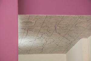 a map of the united states on a wall at Studio 202 in Petrópolis