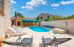 Kolam renang di atau dekat dengan Rustic Villa Diana with pool near Rovinj