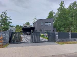 德鲁斯基宁凯Big Mama Koala的车道前有黑色门的房子