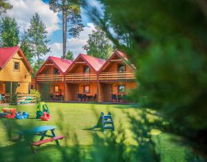 ein Haus mit einem Spielplatz davor in der Unterkunft Del sol in Pogorzelica