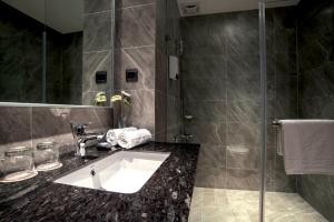 Baðherbergi á Platinum Hotel