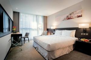 Rúm í herbergi á Platinum Hotel