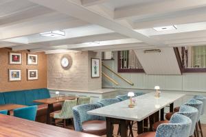 Khu vực ghế ngồi tại The Kingsley Hotel