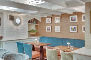 Khu vực ghế ngồi tại The Kingsley Hotel