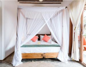 Llit o llits en una habitació de Bahati Sunset Bungalows Michamvi