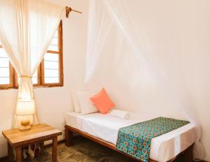 Llit o llits en una habitació de Bahati Sunset Bungalows Michamvi
