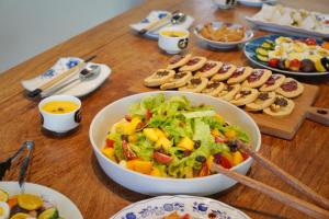 公馆喫茶居 茶蔬食主題民宿 Chih Cha Jyu的桌子上放着一碗沙拉和其他食物