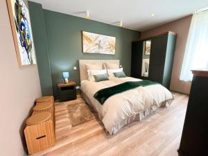 Postel nebo postele na pokoji v ubytování L'Artbanne Maison Hestia + 14 fotografií