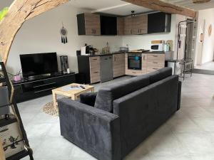 Kuchyňa alebo kuchynka v ubytovaní F3 Duplex "O Meublé de Pithiviers" 2 chambres 8 personnes + 26 fotografií